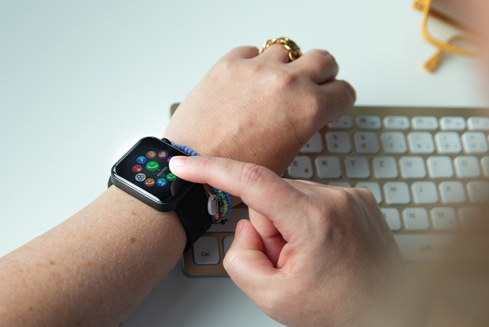 Smartwatch cu control tactil