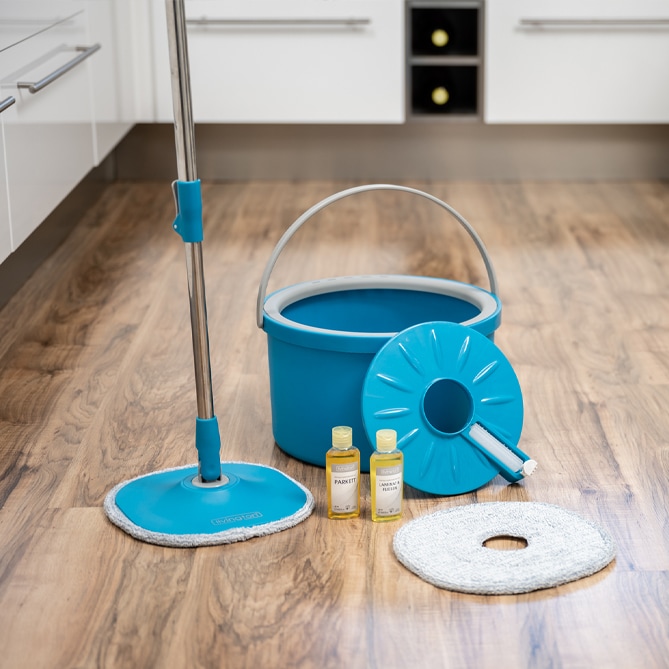 Dieser Mop steht von alleine!