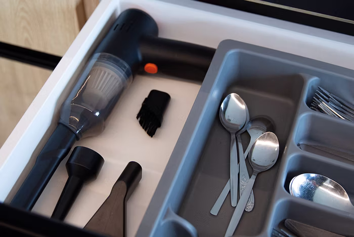 Aspirator de mână cu acumulator și design compact.
