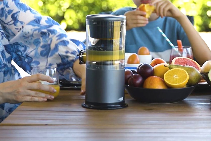 În camping: Ideal pentru aventurile în natură, unde energia proaspătă este esențială.