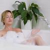 Femeie se relaxează în cadă cu capul de duș Aquadon EcoTornado – confort și economie de apă.