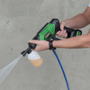 Hammersmith HydroBlast Pro pulverizează detergent dintr-un recipient extern.