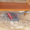 Livington Voom aspiră murdăria și firimiturile de sub mobilier.
