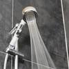 Pălăria de duș Aquadon EcoTornado cu jet puternic și filtru montată pe suport de perete.