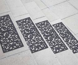 Covorașe antiderapante cu model ornamental pe trepte din piatră, la exterior.