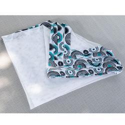 Plasă albă cu margine decorativă – perfectă pentru protejarea mâncării afară.