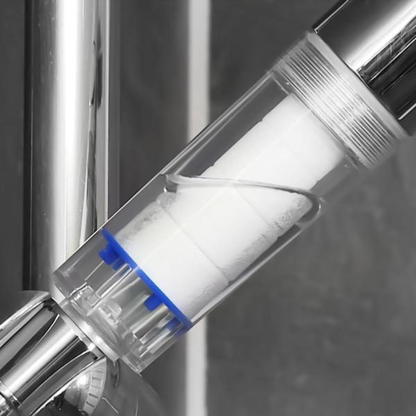 Cartuș filtrant alb în mânerul capului de duș Aquadon EcoTornado – design clar și practic.