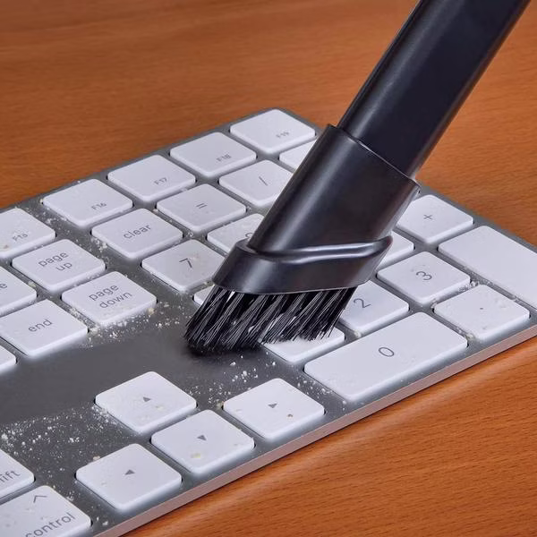 Cu Vac and Blow, tastatura este curățată cu un capăt cu perie pentru a îndepărta praful și murdăria dintre taste.