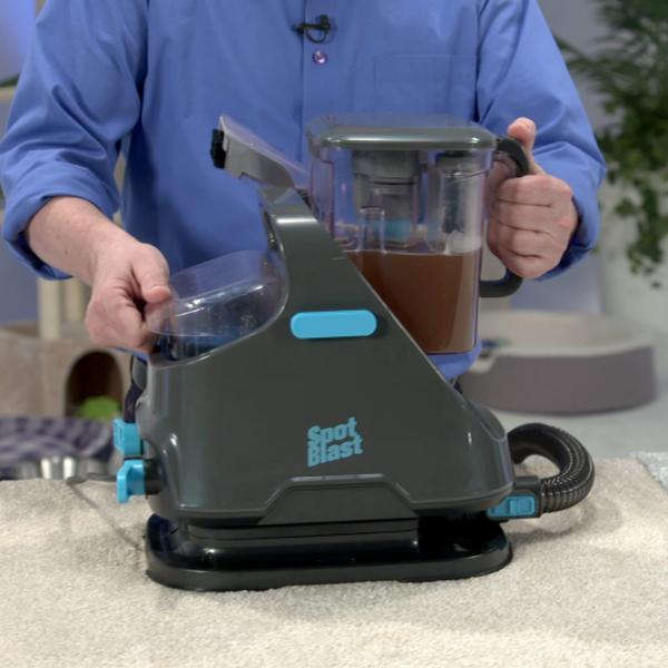 Livington Spot Blast cu rezervorul de apă murdară scos după curățarea covorului.
