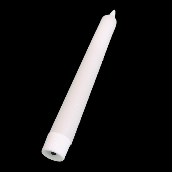 Lumânare LED albă cu capac filetat la bază, fotografiată pe fundal negru.