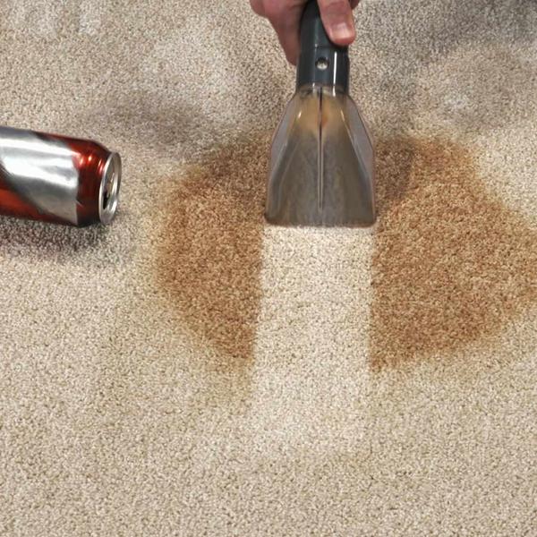 Livington Spot Blast curăță petele de băutură de pe covor deschis la culoare.