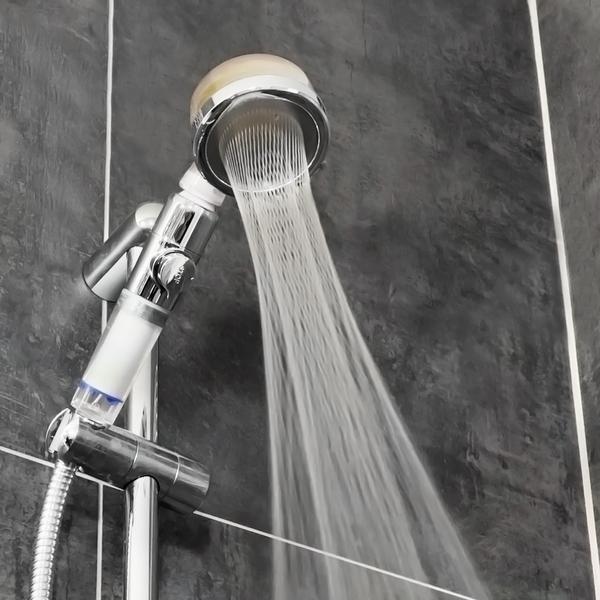 Pălăria de duș Aquadon EcoTornado cu jet puternic și filtru montată pe suport de perete.