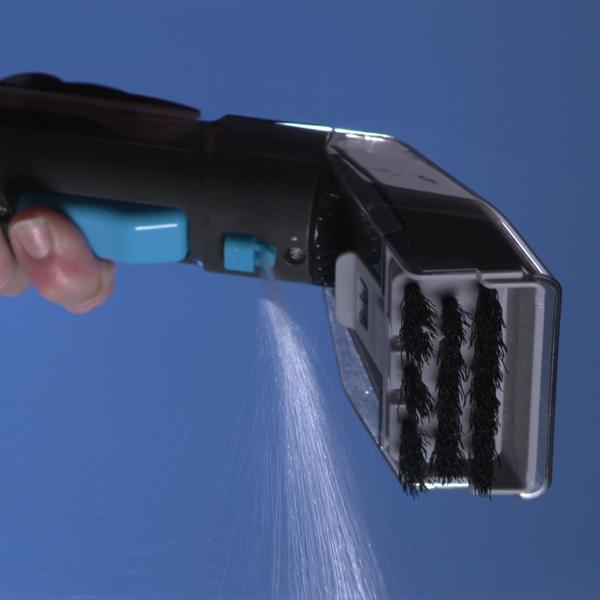 Livington Spot Blast pulverizează soluție de curățare cu ajutorul periei integrate.